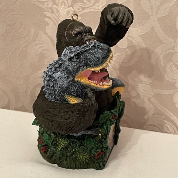 Carlton Cards Heirloom Ornament #148 King Kong to the Rescue - with Sound Effect - Picture 3 of 14